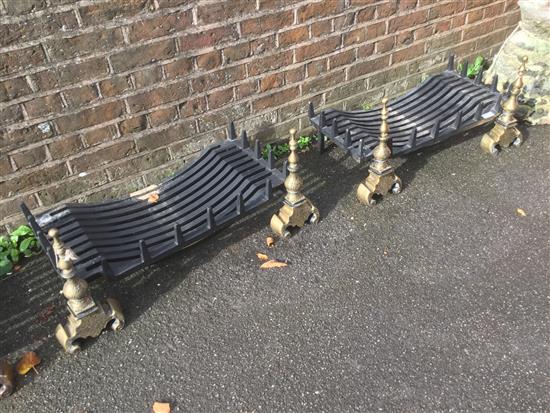2 Fire grates(-)(-)
